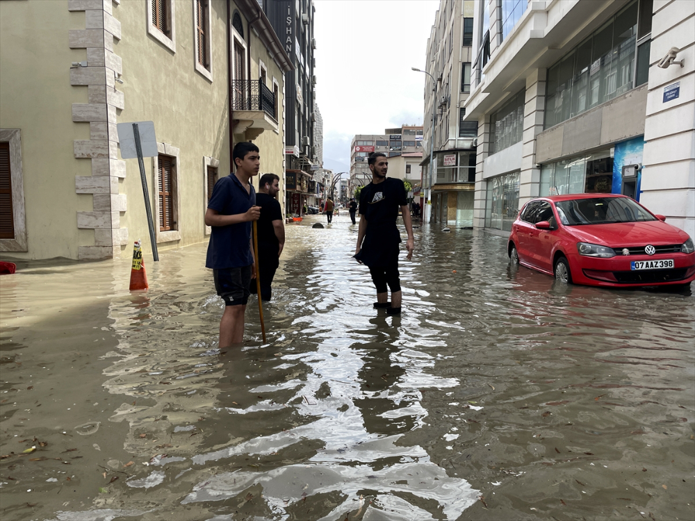 İskenderun'da lodos ve sağanak hayatı olumsuz etkiledi