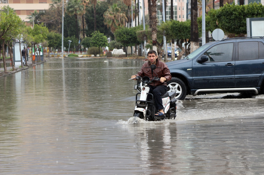 İskenderun'da lodos ve sağanak hayatı olumsuz etkiledi