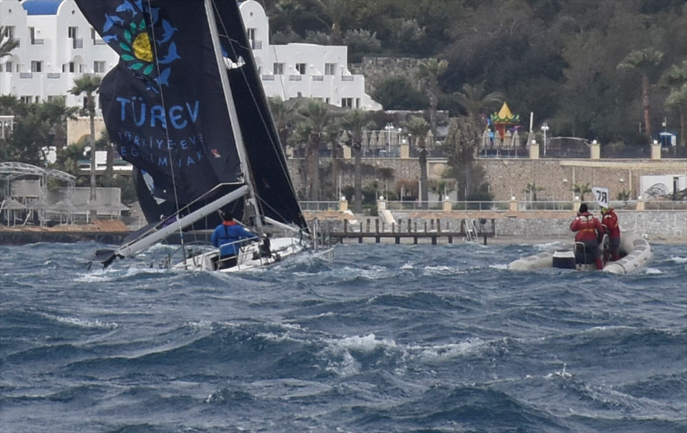 Bodrum'da yelken yarışları sırasında çarpışan teknelerden biri battı