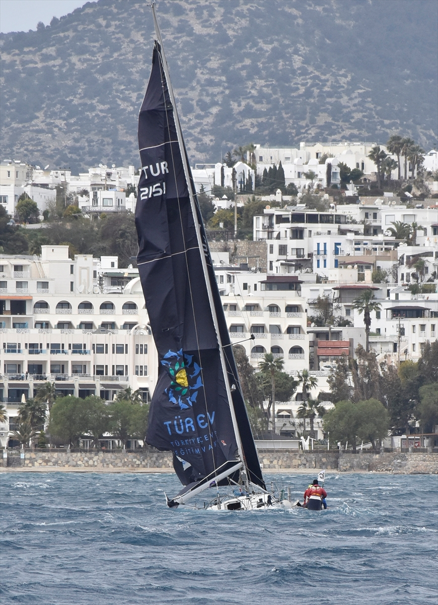 Bodrum'da yelken yarışları sırasında çarpışan teknelerden biri battı