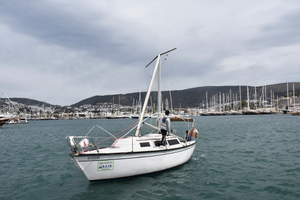 Bodrum'da yelken yarışları sırasında çarpışan teknelerden biri battı