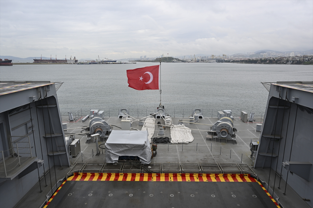 Dünyanın ilk SİHA gemisi TCG Anadolu hizmete girdi