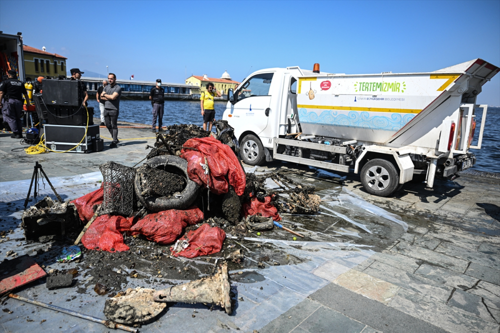 İzmir Körfezi'nde Dünya Çevre Günü temizliği yapıldı