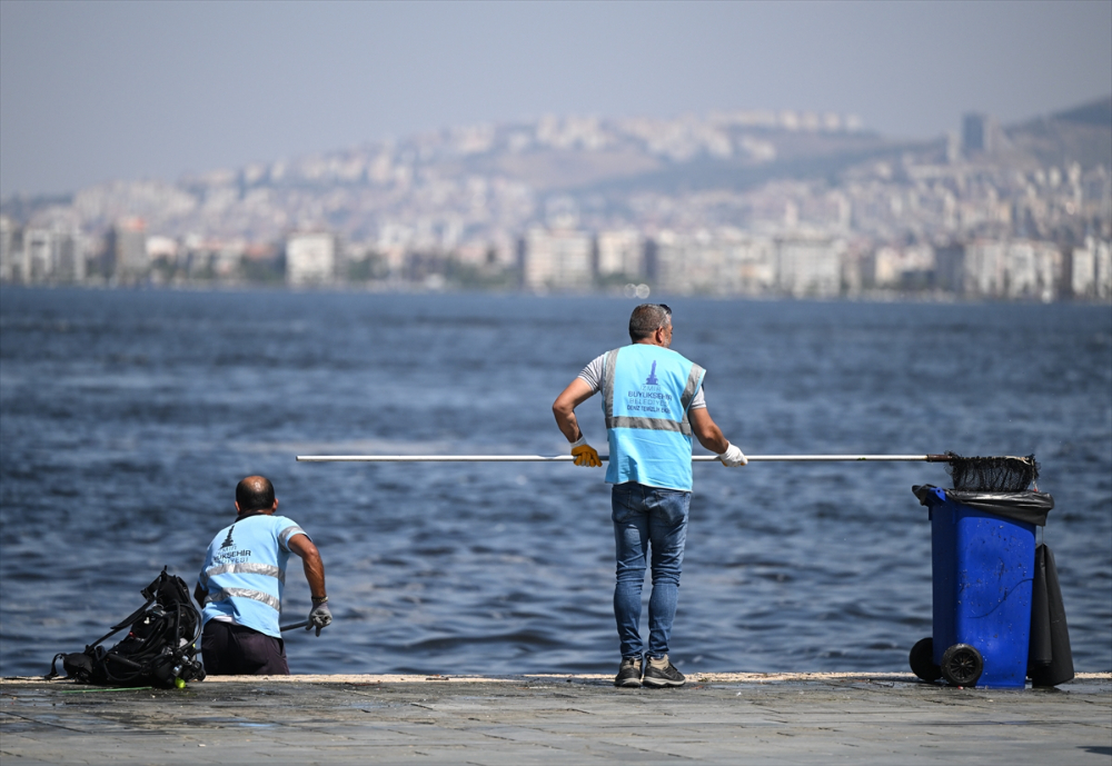 İzmir Körfezi'nde Dünya Çevre Günü temizliği yapıldı