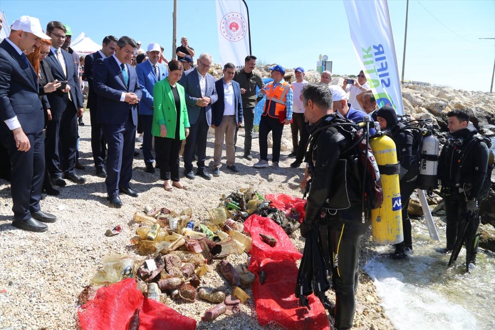Edirne'de İbrice Limanı'ndan Ege Denizi'ne dalan dalgıçlar dip temizliği yaptı