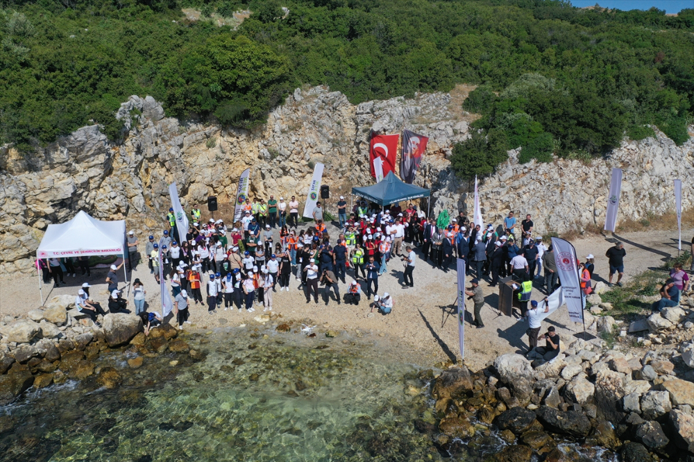 Edirne'de İbrice Limanı'ndan Ege Denizi'ne dalan dalgıçlar dip temizliği yaptı