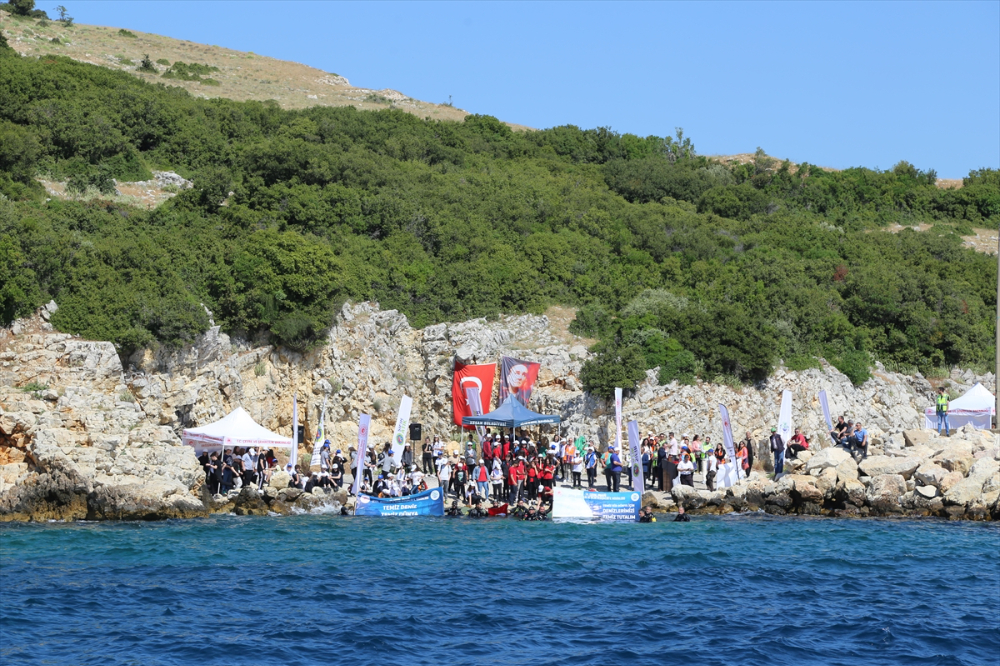 Edirne'de İbrice Limanı'ndan Ege Denizi'ne dalan dalgıçlar dip temizliği yaptı