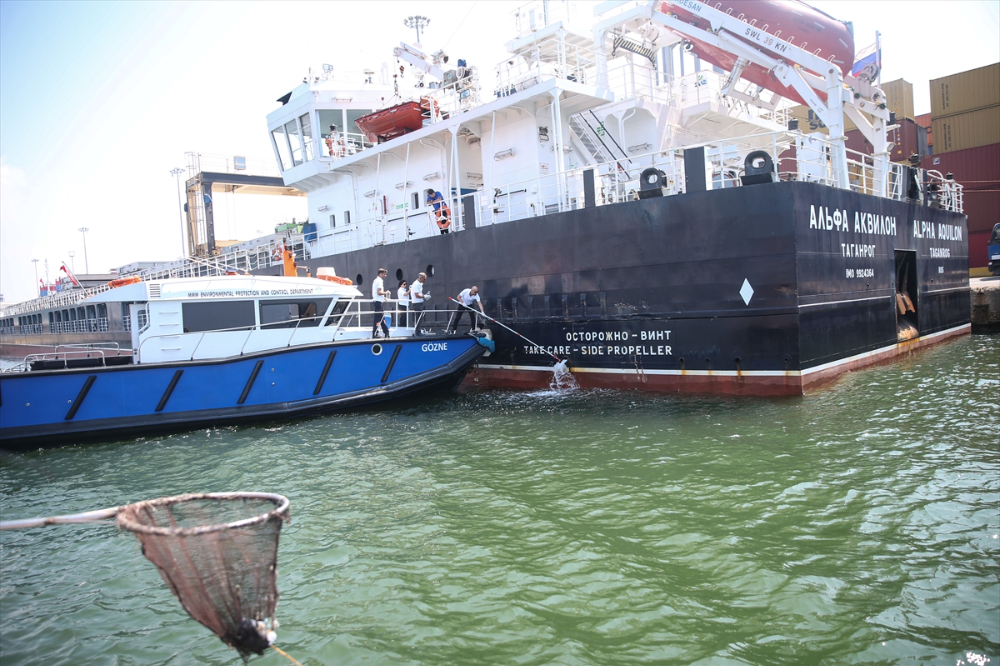 Mersin'de deniz temizliği için gemilerin denetlenmesine devam ediliyor