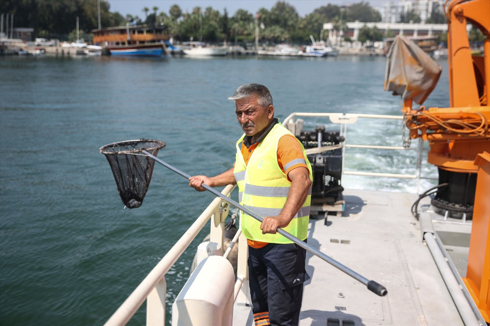 Mersin'de deniz temizliği için gemilerin denetlenmesine devam ediliyor