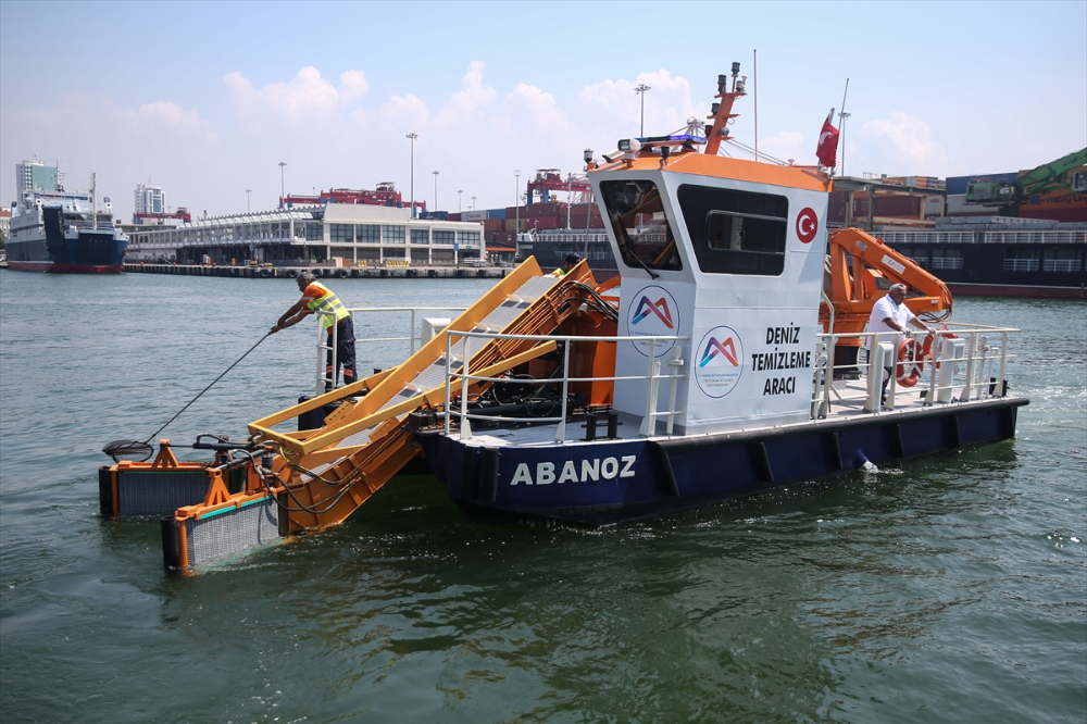 Mersin'de deniz temizliği için gemilerin denetlenmesine devam ediliyor