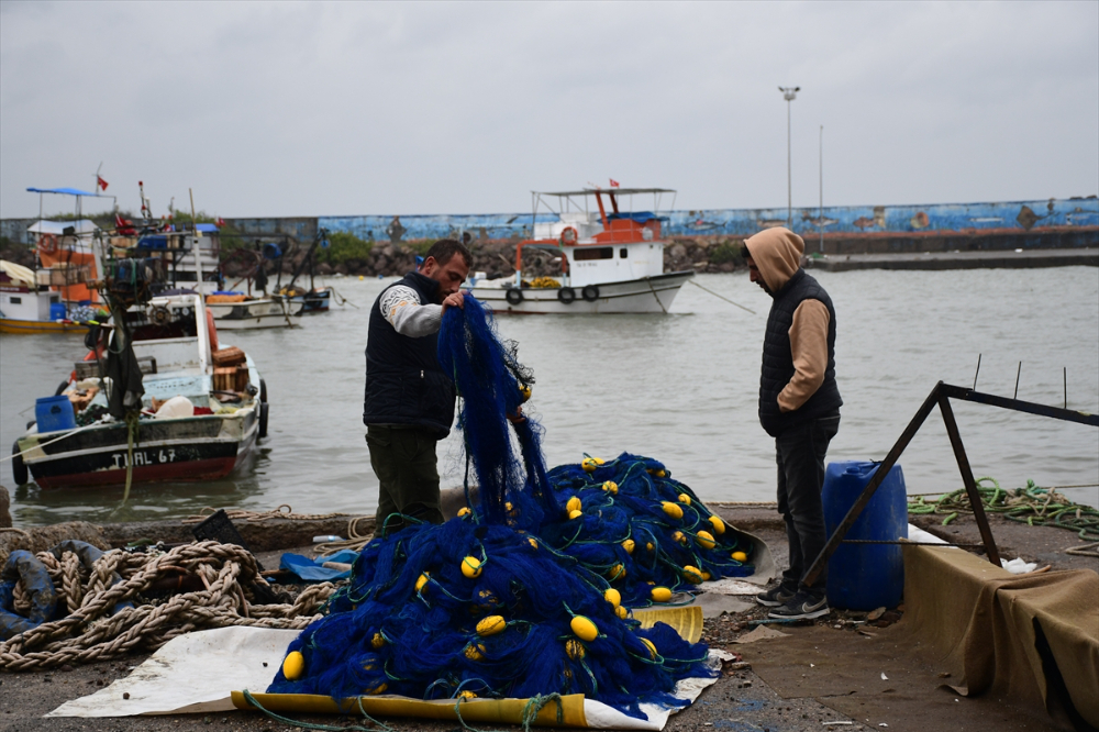 Akçakoca'da balıkçılar olumsuz hava koşulları nedeniyle denize açılamadı