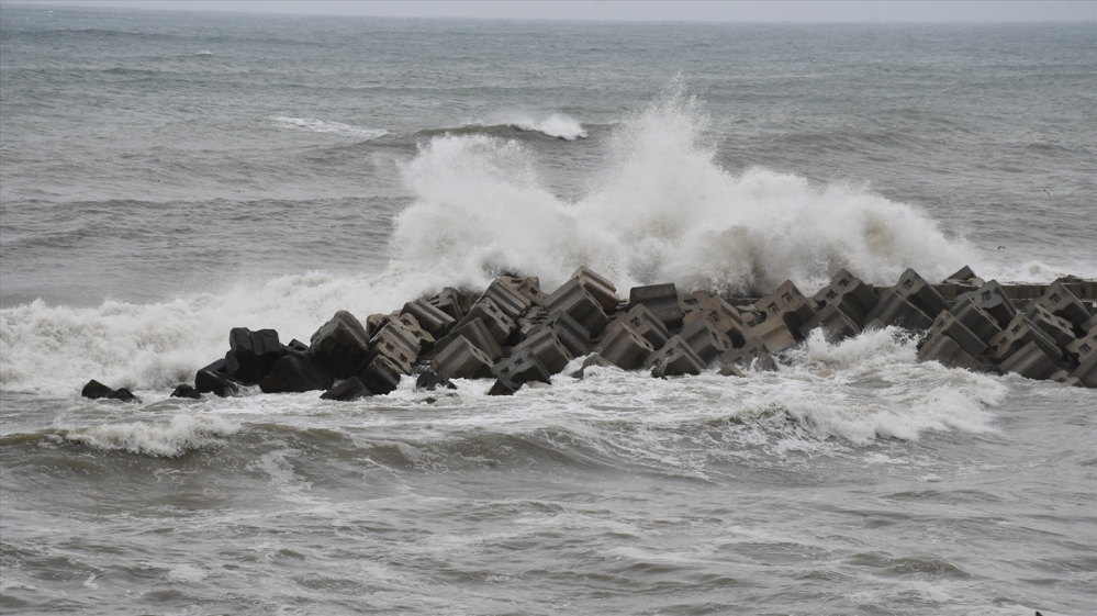 Akçakoca'da balıkçılar olumsuz hava koşulları nedeniyle denize açılamadı