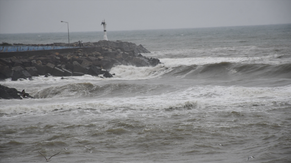 Akçakoca'da balıkçılar olumsuz hava koşulları nedeniyle denize açılamadı