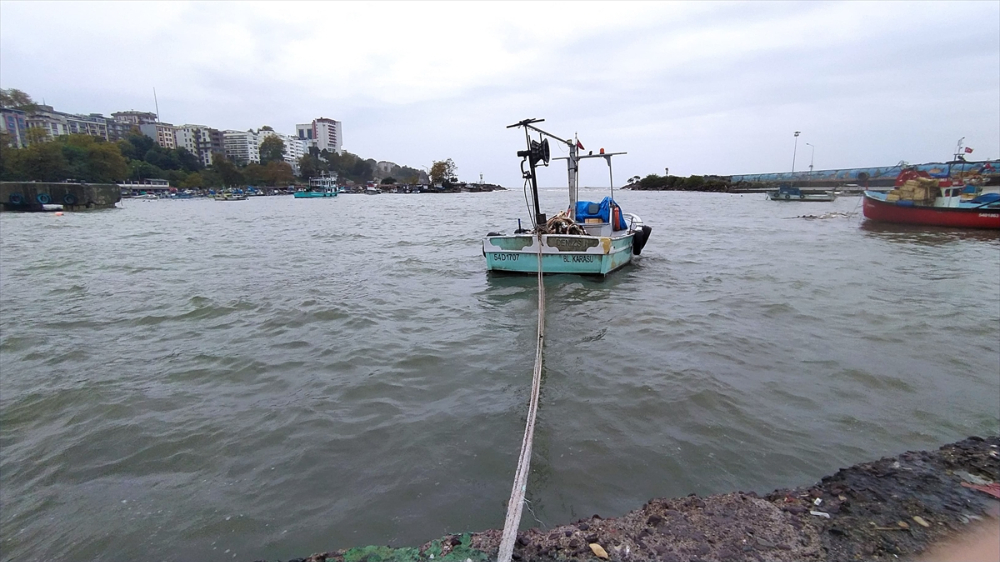 Akçakoca'da balıkçılar olumsuz hava koşulları nedeniyle denize açılamadı