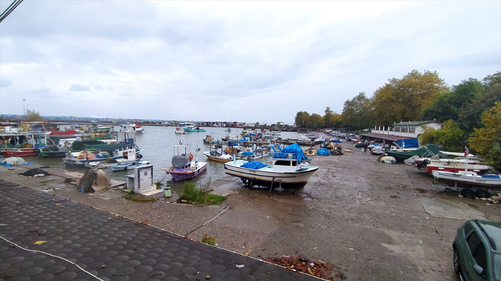 Akçakoca'da balıkçılar olumsuz hava koşulları nedeniyle denize açılamadı