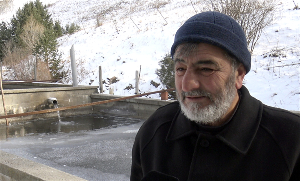 Kars'ta çiftliklerdeki balık havuzları buzla kaplandı