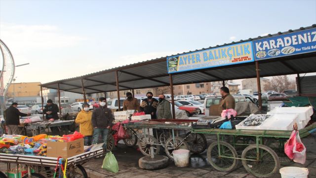 Murat Nehri'nde oltayla 1,5 metre uzunluğunda balık avladı