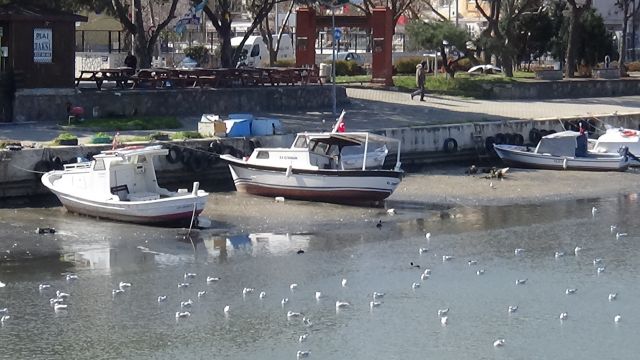 Sarıçay'da sular çekildi tekneler karaya oturdu
