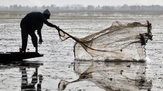 Kırklareli'nde kaçak avcılarca baraj gölüne serilen 800 metre ağ ele geçirildi
