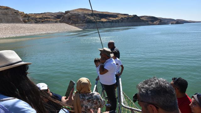 Göl sahasında kalan Hasankeyf'te tekne turları başladı