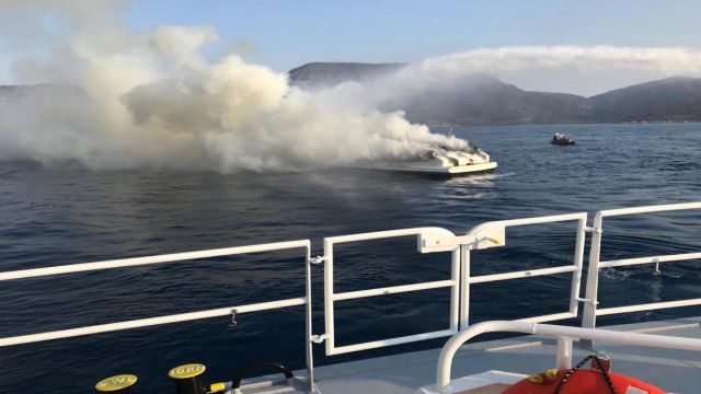 Yangın çıkan teknedeki 5 kişi kurtarıldı