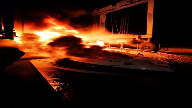 Fethiye'de fiber tekne, alev alev yandı