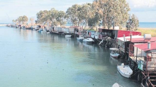 Anamur'da Dragon Çayı kenarında bulunan barakalar yıkılıyor