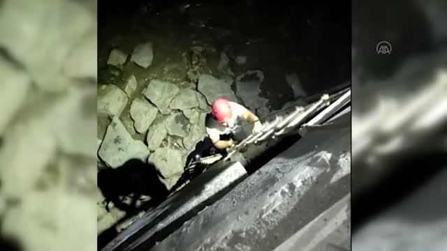 Batman'da köprü ayağında mahsur kalan 3 kişi kurtarıldı