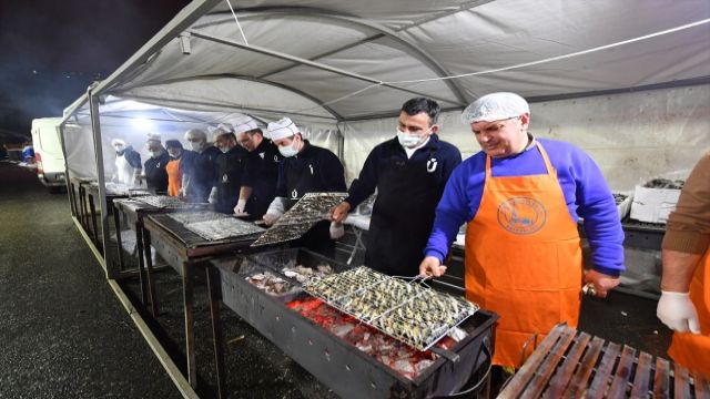 Üsküdar Belediyesi'nin karla mücadele ekibi balık ziyafetinde buluştu
