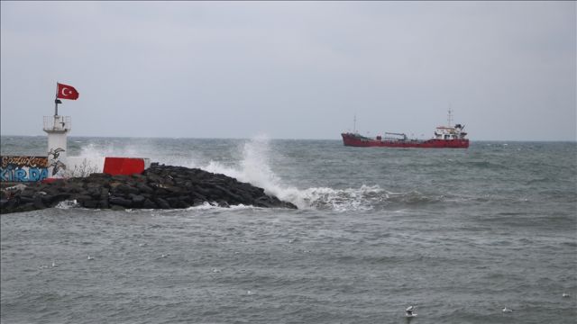 Marmara Denizi'nde 5 gündür etkisini sürdüren poyraz, deniz ulaşımında aksamalara neden oluyor.