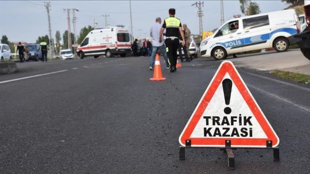 İzmir'de Balık Yemi Yüklü Kamyon Kazası