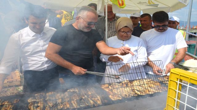 Karamürsel'de "Balık Festivali"nde 5 bin kişiye balık ekmek dağıtıldı