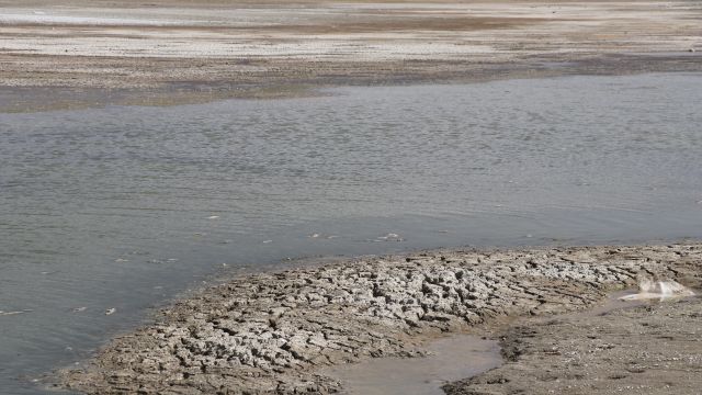 Sivas'ta kurutulan göle itfaiye ekipleri su takviyesi yapıyor
