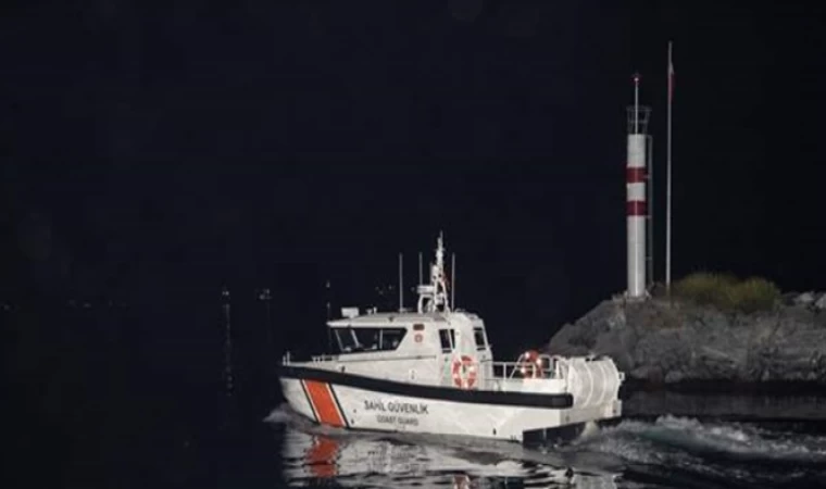Kartal'da sürat botundan denize düşen kişiyi arama çalışmaları sürüyor