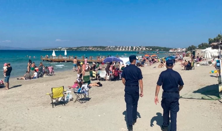 İzmir'de sahil güvenlik ekipleri boğulmalara karşı vatandaşı bilgilendiriyor