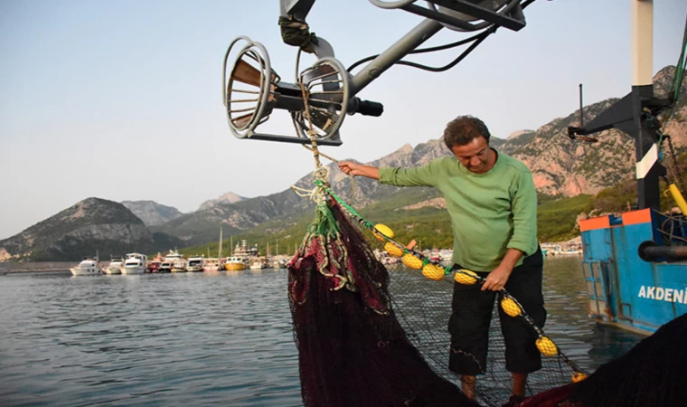 Akdenizli balıkçılar "vira bismillah" diyerek denize açıldı