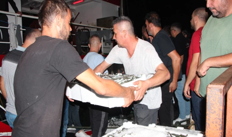 Sezonu dualarla açan Bandırmalı balıkçılar hamsi ve sardalya avladı