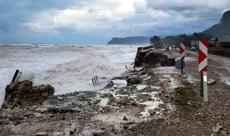 Kastamonu'da fırtına ve dev dalgalardan zarar gören esnafa destek