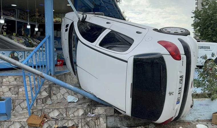 Adana’da balıkçı dükkanına çarpan araçtaki 2 kişi yaralandı