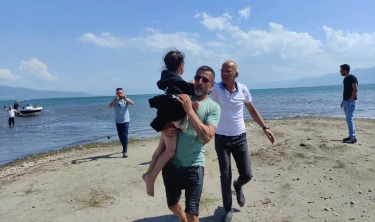 İznik Gölü'nde rüzgarda sürüklenen deniz botundaki 2 çocuk kurtarıldı