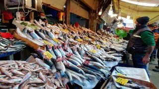 İzmir'de, kısıtlamada açık olan balıkçılara ilgi