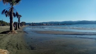 Akyaka'da deniz suları çekildi