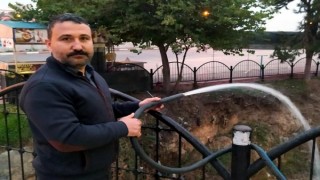 Balık Bitmesin diye suyu çekilen şelaleye hortumla su veriyor