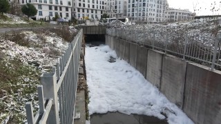 Esenyurt'ta korkutan köpükle ilgili çevrede inceleme