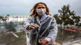 Fırtınada, sahile 60 metre uzaklıktaki dairesinin balkonunda balık buldu