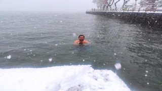 Kar yağarken Boğazın serin sularına girdi