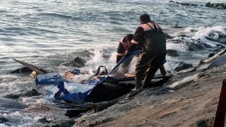 Kuvvetli rüzgarda tekne parçalandı