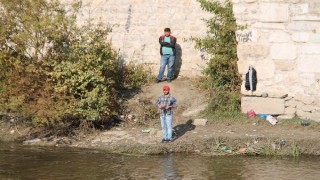 Polisin uyarısına rağmen Zehirli balıkları avladılar