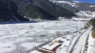 Beyaz örtüyle kaplanan Uzungöl, buz tuttu