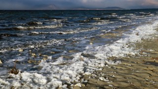 Burdur Gölü'nün köpürmesi endişe yarattı